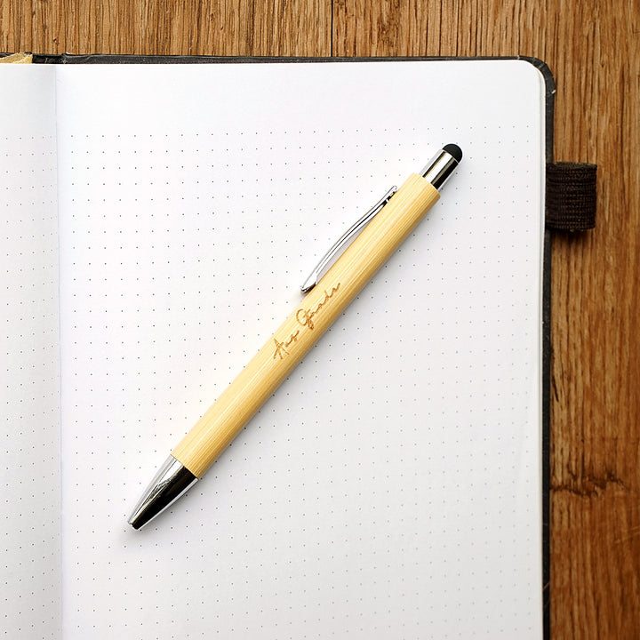 Bambus Kugelschreiber & Stylus "Aus Gnade" · Holzgravur