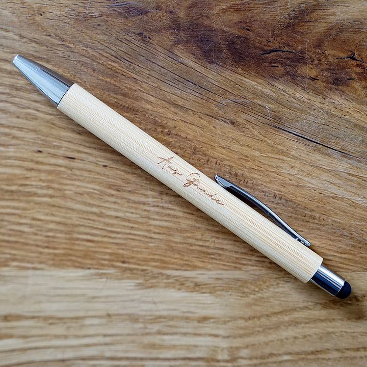 Bambus Kugelschreiber & Stylus "Aus Gnade" · Holzgravur