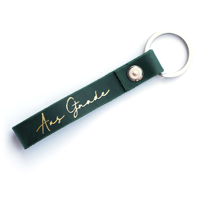Schlüsselanhänger "Aus Gnade" · Echtes Leder Grün · Goldglanz Prägung – Aus Gnade