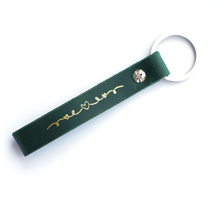 Schlüsselanhänger "Aus Gnade" · Echtes Leder Grün · Goldglanz Prägung – Aus Gnade