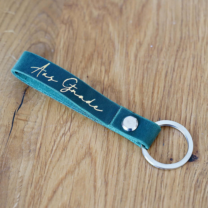 Schlüsselanhänger "Aus Gnade" · Echtes Leder Grün · Goldglanz Prägung – Aus Gnade