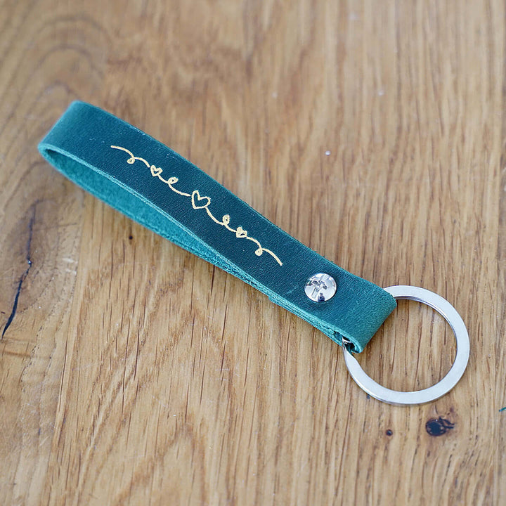 Schlüsselanhänger "Aus Gnade" · Echtes Leder Grün · Goldglanz Prägung – Aus Gnade