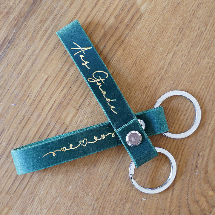 Schlüsselanhänger "Aus Gnade" · Echtes Leder Grün · Goldglanz Prägung – Aus Gnade