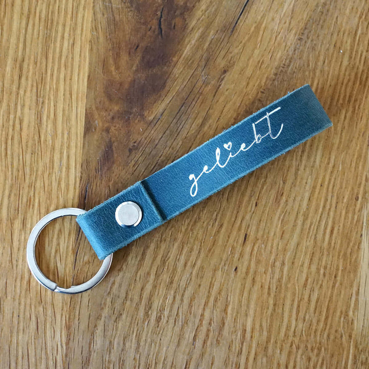 Schlüsselanhänger "geliebt" · Echtes Leder · Blau Silberglanz Prägung