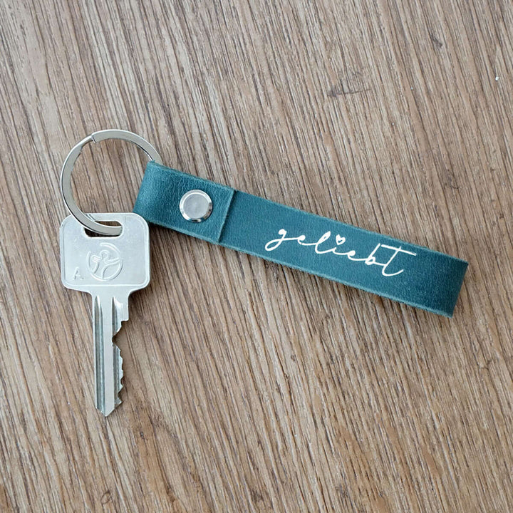 Schlüsselanhänger "geliebt" · Echtes Leder · Blau Silberglanz Prägung