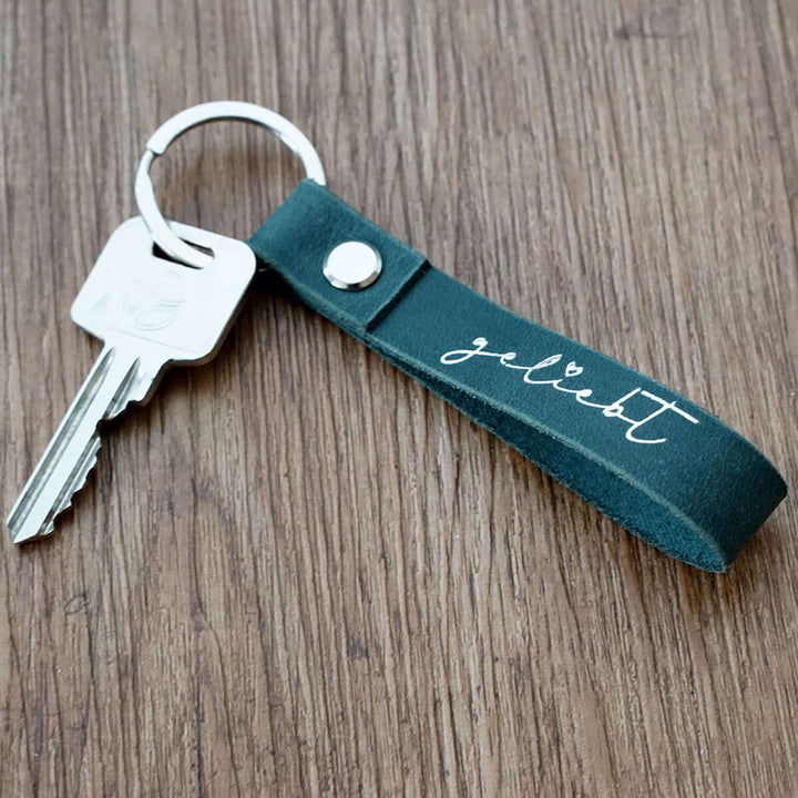 Schlüsselanhänger "geliebt" · Echtes Leder · Blau Silberglanz Prägung