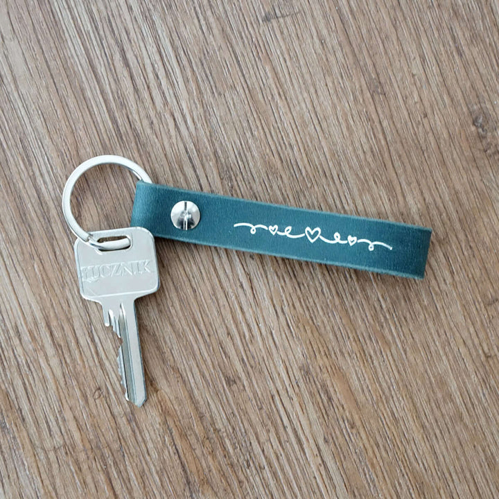 Schlüsselanhänger "geliebt" · Echtes Leder · Blau Silberglanz Prägung