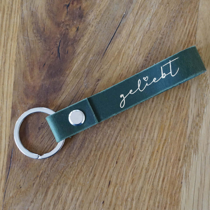 Schlüsselanhänger "geliebt" · Echtes Leder · Grün Goldglanz Prägung