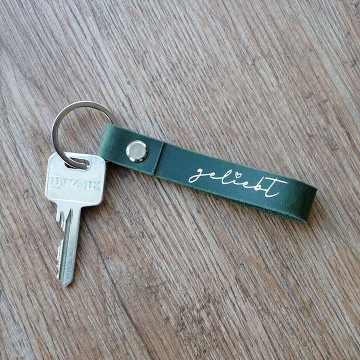 Schlüsselanhänger "geliebt" · Echtes Leder · Grün Goldglanz Prägung