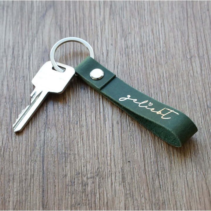 Schlüsselanhänger "geliebt" · Echtes Leder · Grün Goldglanz Prägung