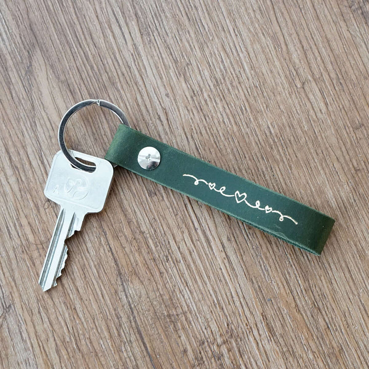 Schlüsselanhänger "geliebt" · Echtes Leder · Grün Goldglanz Prägung