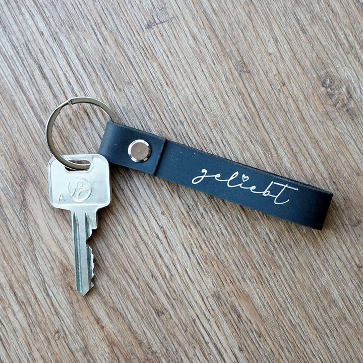 Schlüsselanhänger "geliebt" · Echtes Leder · Schocko Silberglanz Prägung
