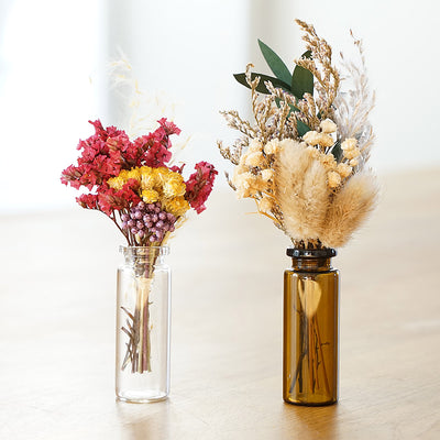 Trockenblumen "Midi Bouquet" in Geschenkbox, inkl. Mini-Vase & Postkarte – Aus Gnade