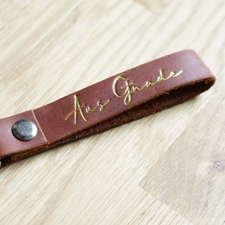 Schlüsselanhänger "Aus Gnade" · Echtes Leder · Goldglanz Prägung – Aus Gnade