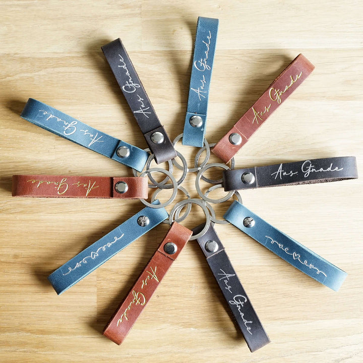 Schlüsselanhänger "Aus Gnade" · Echtes Leder · Goldglanz Prägung – Aus Gnade