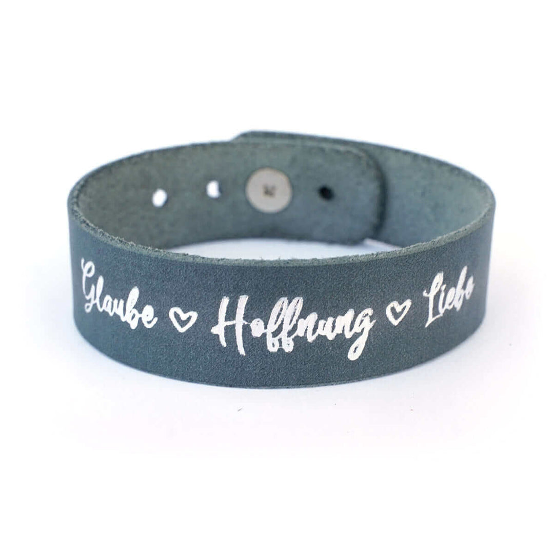 Armband "Glaube Hoffnung Liebe" · Echtes Leder · Blau mit Silberglanz Prägung – Aus Gnade