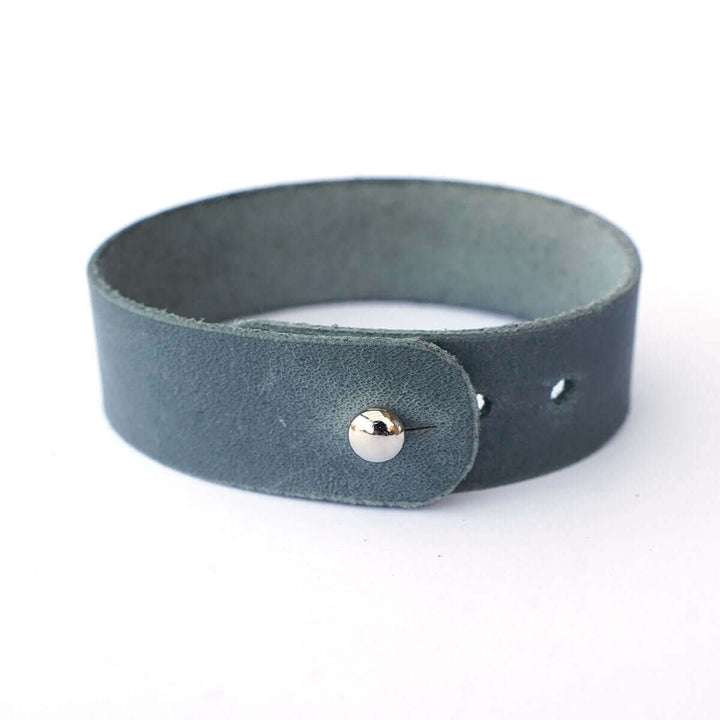 Armband "Glaube Hoffnung Liebe" · Echtes Leder · Blau mit Silberglanz Prägung – Aus Gnade