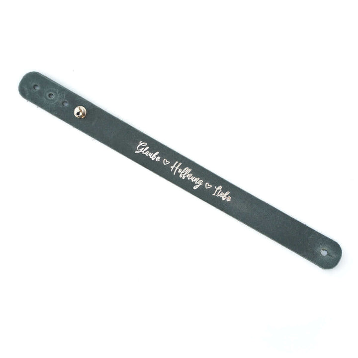 Armband "Glaube Hoffnung Liebe" · Echtes Leder · Blau mit Silberglanz Prägung – Aus Gnade