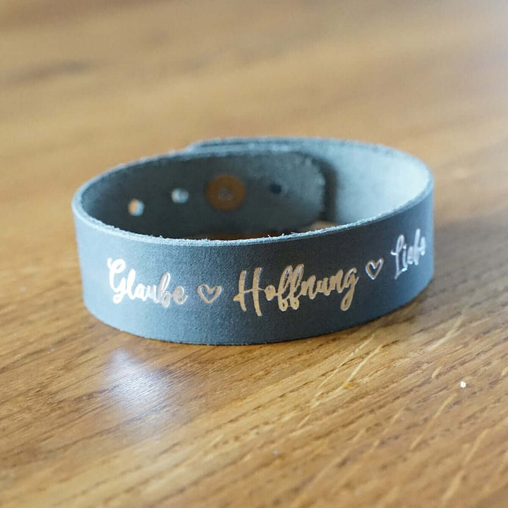 Armband "Glaube Hoffnung Liebe" · Echtes Leder · Blau mit Silberglanz Prägung – Aus Gnade