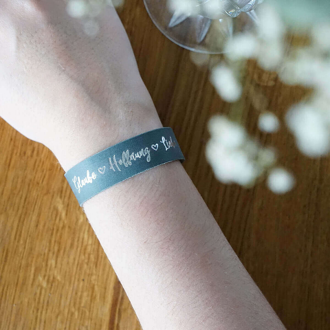 Armband "Glaube Hoffnung Liebe" · Echtes Leder · Blau mit Silberglanz Prägung – Aus Gnade