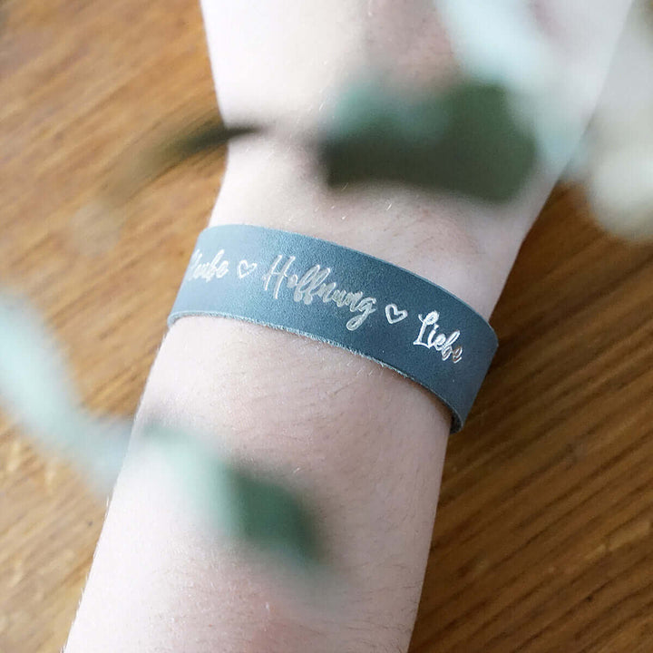 Armband "Glaube Hoffnung Liebe" · Echtes Leder · Blau mit Silberglanz Prägung – Aus Gnade