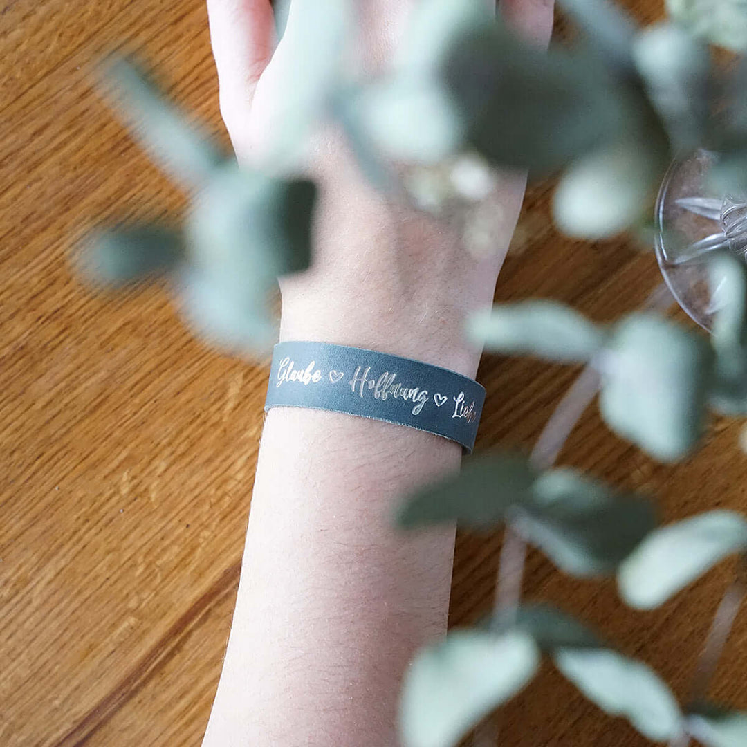 Armband "Glaube Hoffnung Liebe" · Echtes Leder · Blau mit Silberglanz Prägung – Aus Gnade