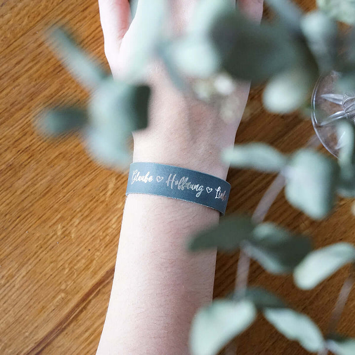 Armband "Glaube Hoffnung Liebe" · Echtes Leder · Blau mit Silberglanz Prägung – Aus Gnade