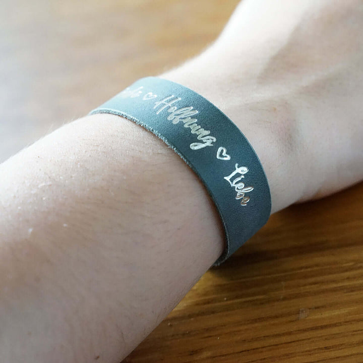 Armband "Glaube Hoffnung Liebe" · Echtes Leder · Blau mit Silberglanz Prägung – Aus Gnade