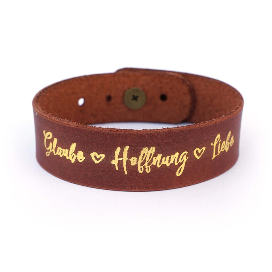 Armband "Glaube Hoffnung Liebe" · Echtes Leder · Cognac mit Goldglanz Prägung – Aus Gnade