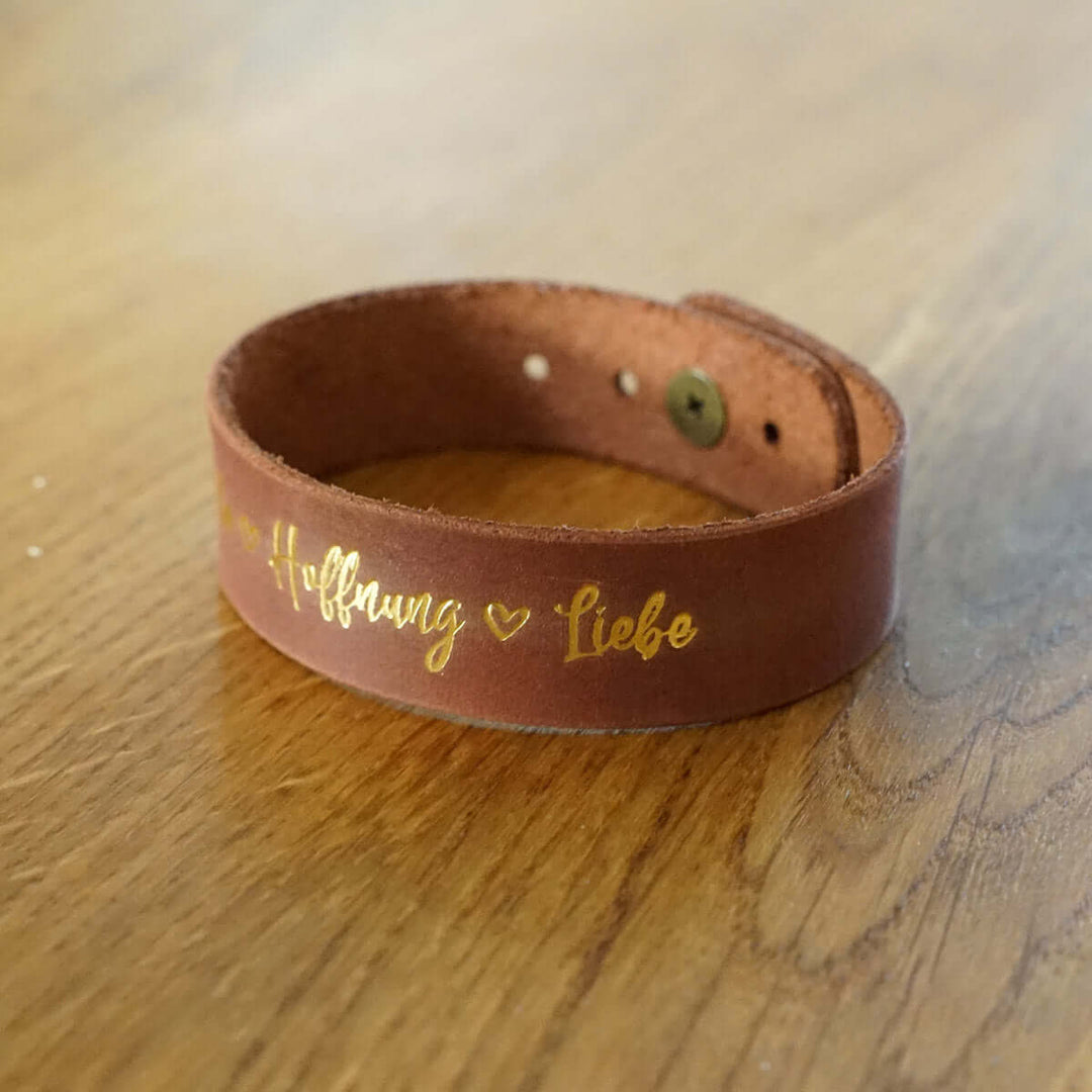 Armband "Glaube Hoffnung Liebe" · Echtes Leder · Cognac mit Goldglanz Prägung – Aus Gnade