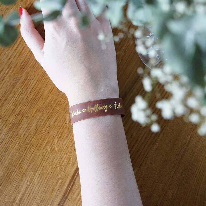 Armband "Glaube Hoffnung Liebe" · Echtes Leder · Cognac mit Goldglanz Prägung – Aus Gnade