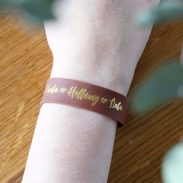 Armband "Glaube Hoffnung Liebe" · Echtes Leder · Cognac mit Goldglanz Prägung – Aus Gnade