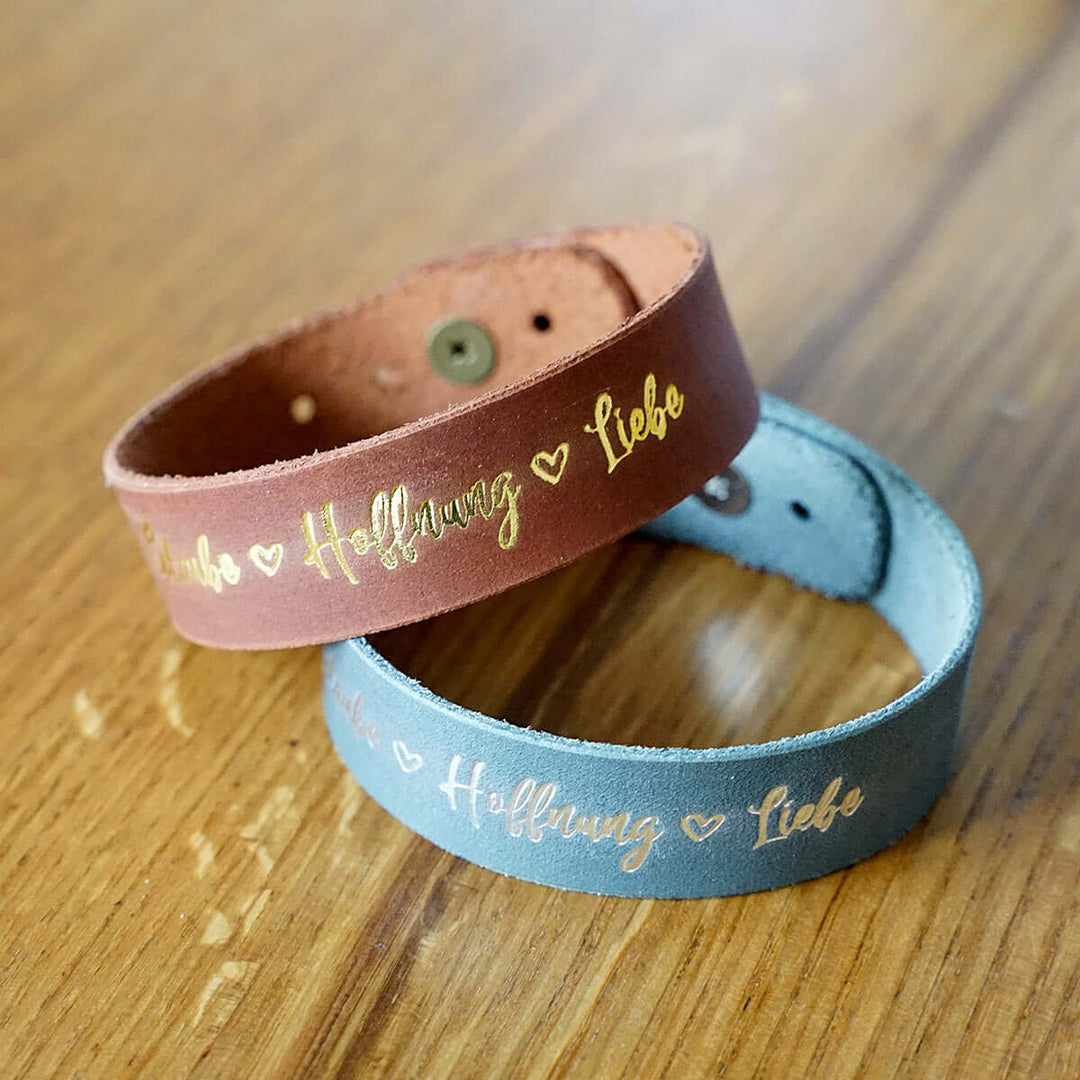Armband "Glaube Hoffnung Liebe" · Echtes Leder · Cognac mit Goldglanz Prägung – Aus Gnade