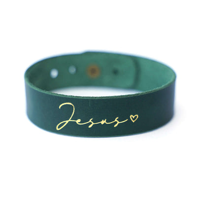 Armband "Jesus" · Echtes Leder · Grün mit Goldglanz Prägung – Aus Gnade