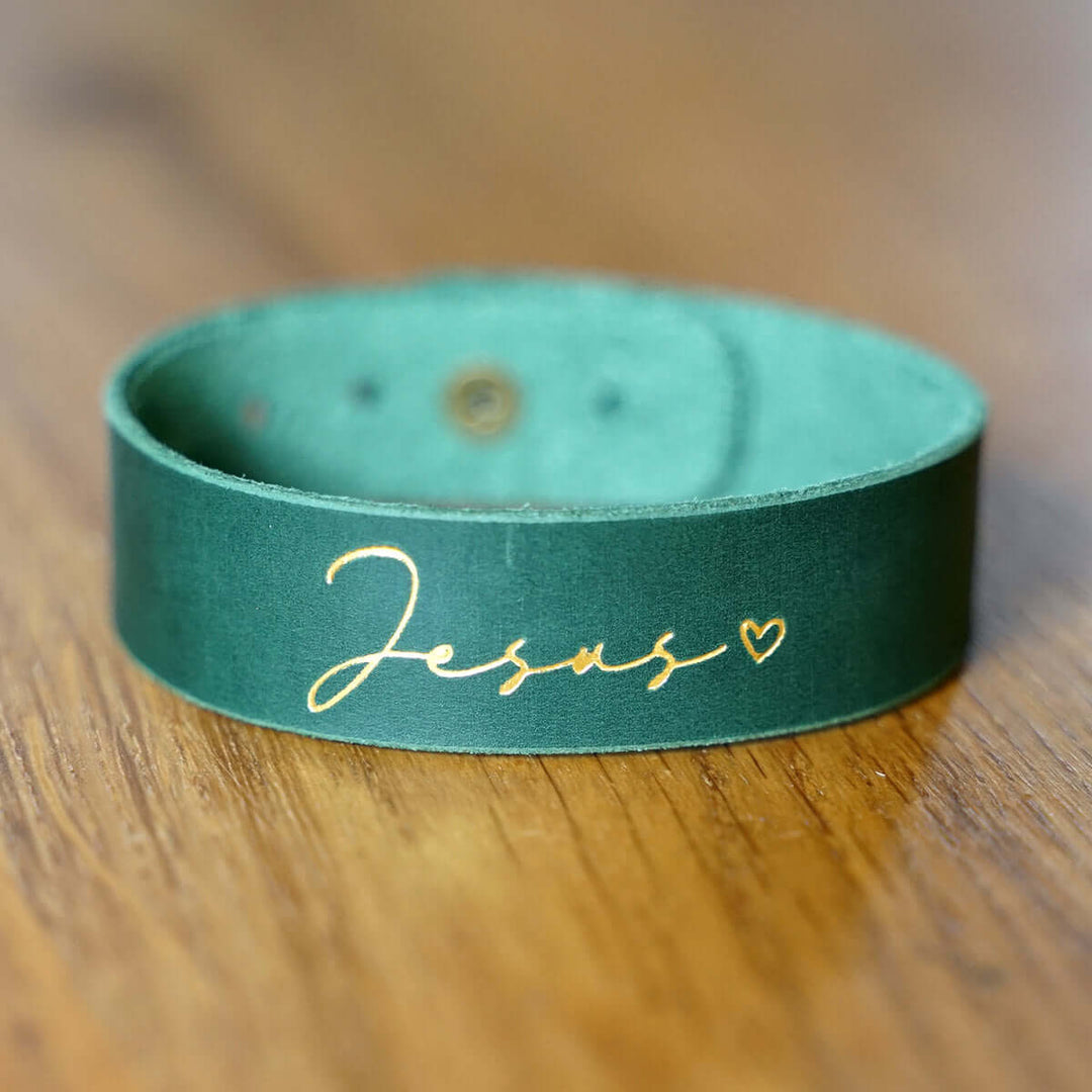 Armband "Jesus" · Echtes Leder · Grün mit Goldglanz Prägung – Aus Gnade