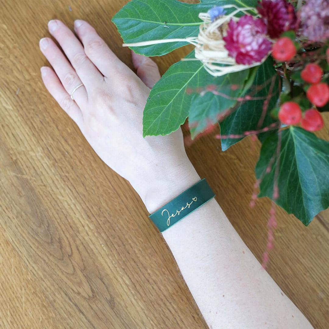 Armband "Jesus" · Echtes Leder · Grün mit Goldglanz Prägung – Aus Gnade