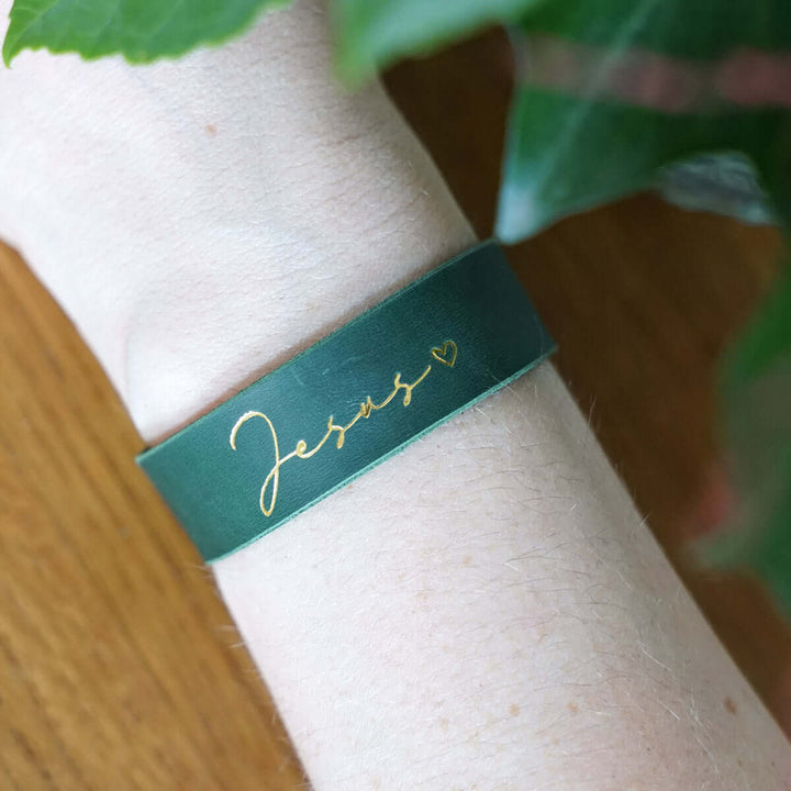 Armband "Jesus" · Echtes Leder · Grün mit Goldglanz Prägung – Aus Gnade