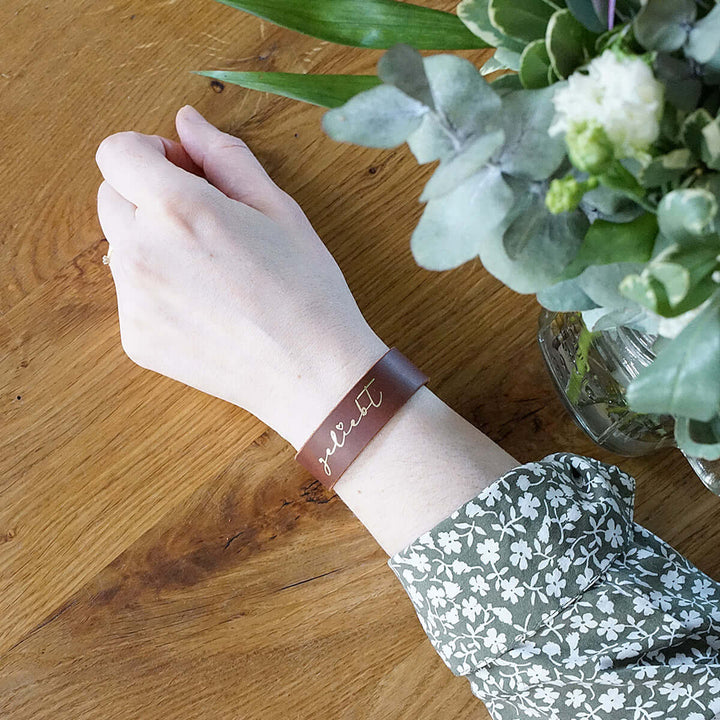Armband "geliebt" · Echtes Leder · Cognac mit Goldglanz Prägung