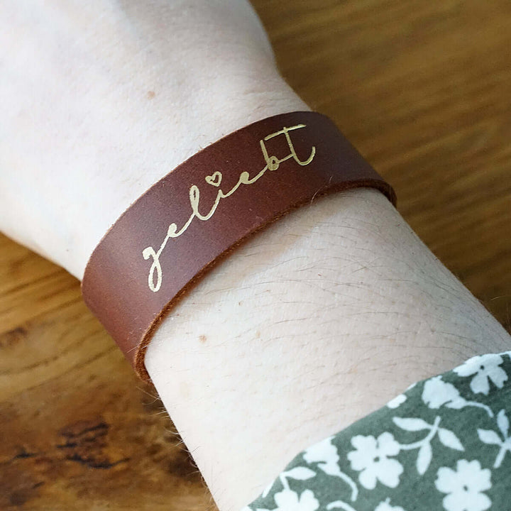 Armband "geliebt" · Echtes Leder · Cognac mit Goldglanz Prägung