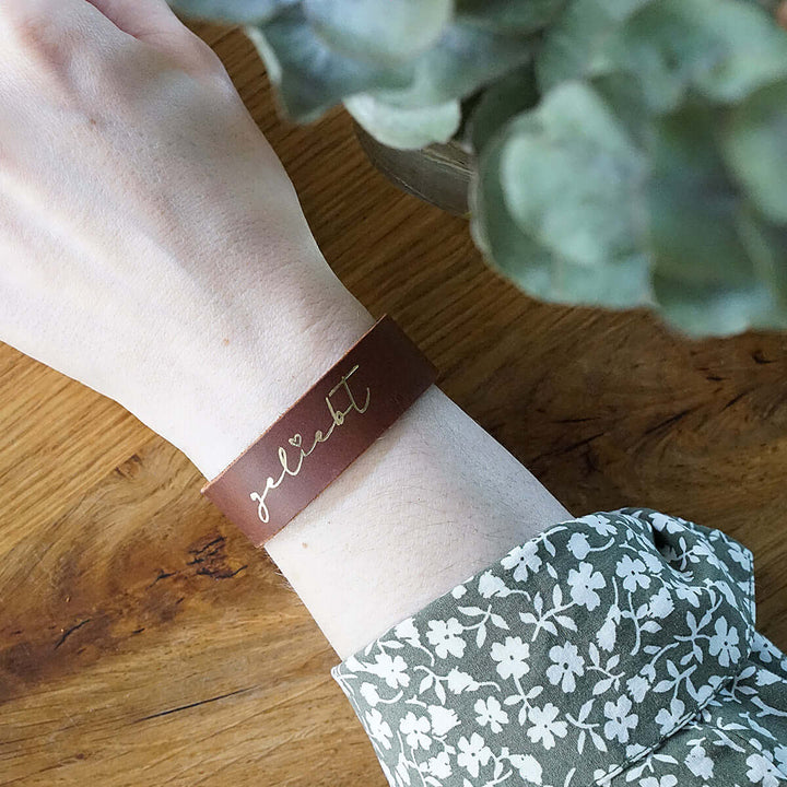 Armband "geliebt" · Echtes Leder · Cognac mit Goldglanz Prägung