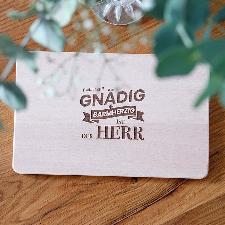 Holz-Brettchen "Gnädig & Barmherzig" · Buche / Bambus · Bibelvers Gravur – Aus Gnade
