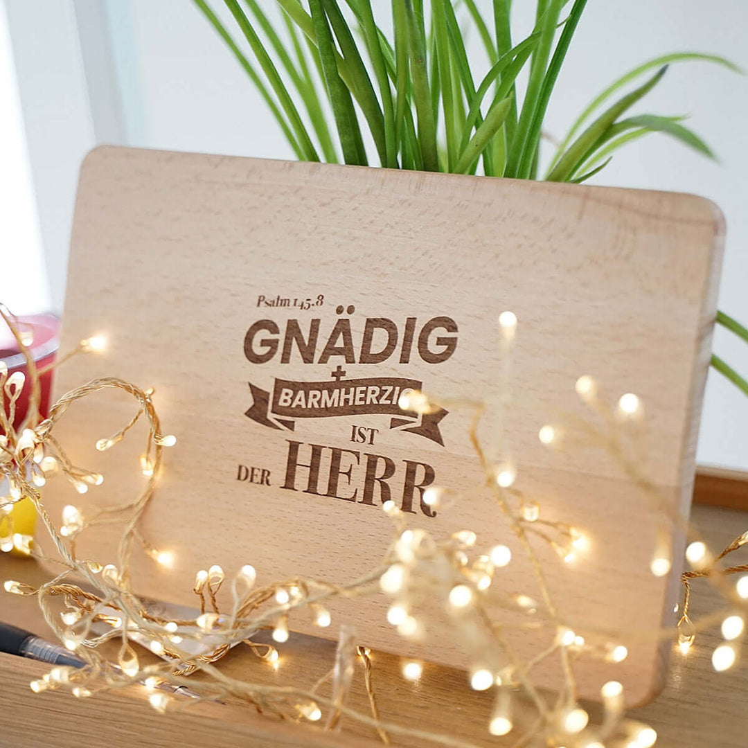Holz-Brettchen "Gnädig & Barmherzig" · Buche / Bambus · Bibelvers Gravur – Aus Gnade