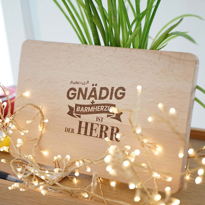Holz-Brettchen "Gnädig & Barmherzig" · Buche / Bambus · Bibelvers Gravur – Aus Gnade