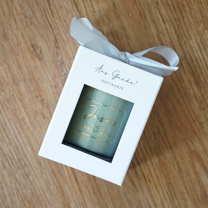 Premium Duftkerze "Jesus – Licht dieser Welt" · Geschenkbox · Grüner Tee – Aus Gnade