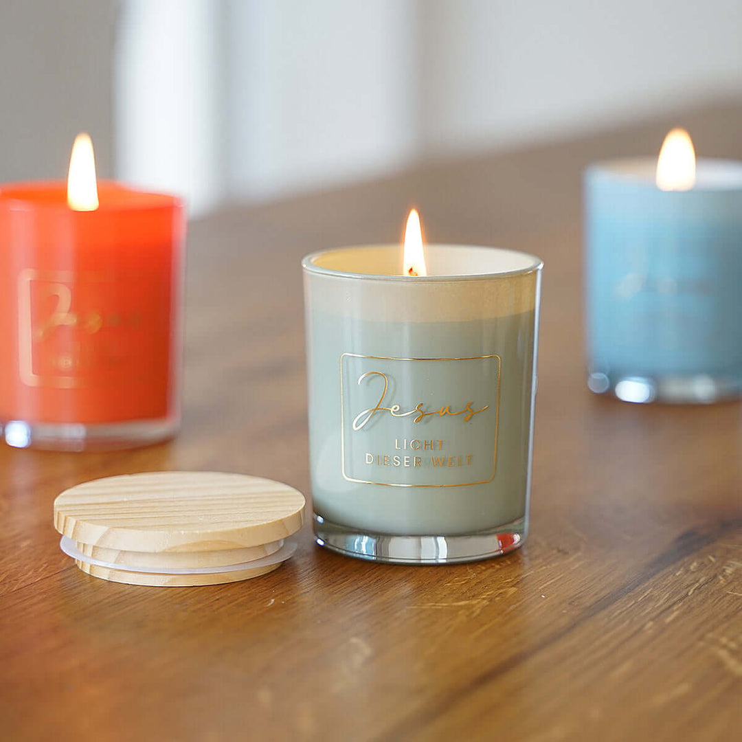 Premium Duftkerze "Jesus – Licht dieser Welt" · Geschenkbox · Grüner Tee – Aus Gnade