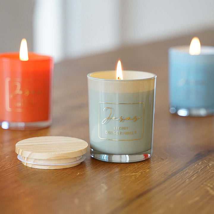 Premium Duftkerze "Jesus – Licht dieser Welt" · Geschenkbox · Grüner Tee – Aus Gnade