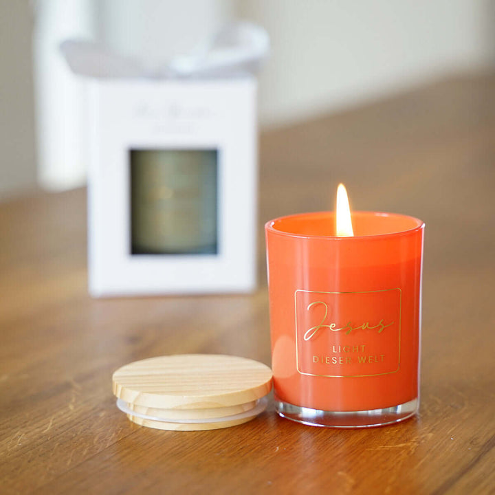 Premium Duftkerze "Jesus – Licht dieser Welt" · Geschenkbox · Sandelholz + Orange – Aus Gnade