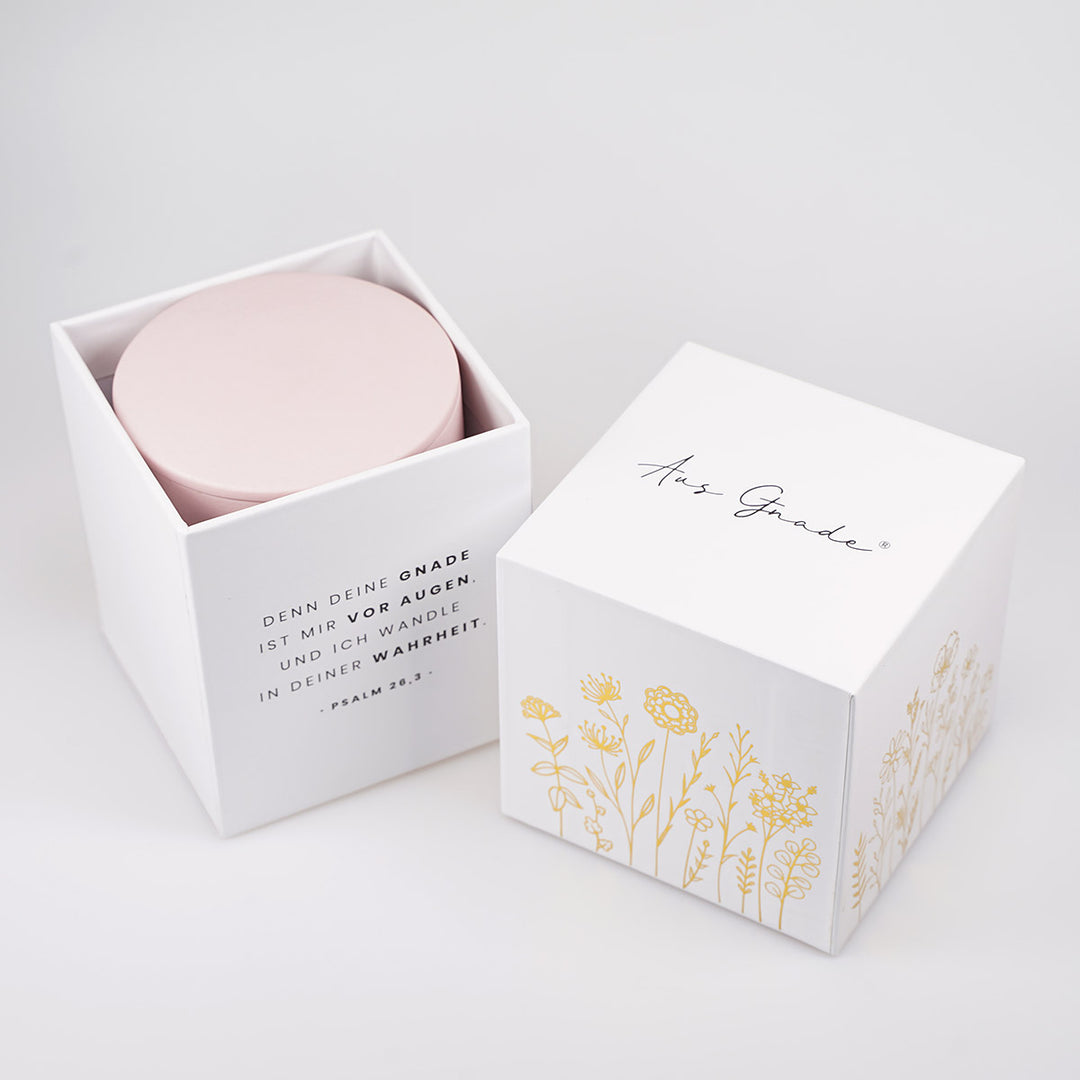 Premium Duftkerze "Gott sorgt" · Keramik-Gravur + Geschenkbox · Sakura