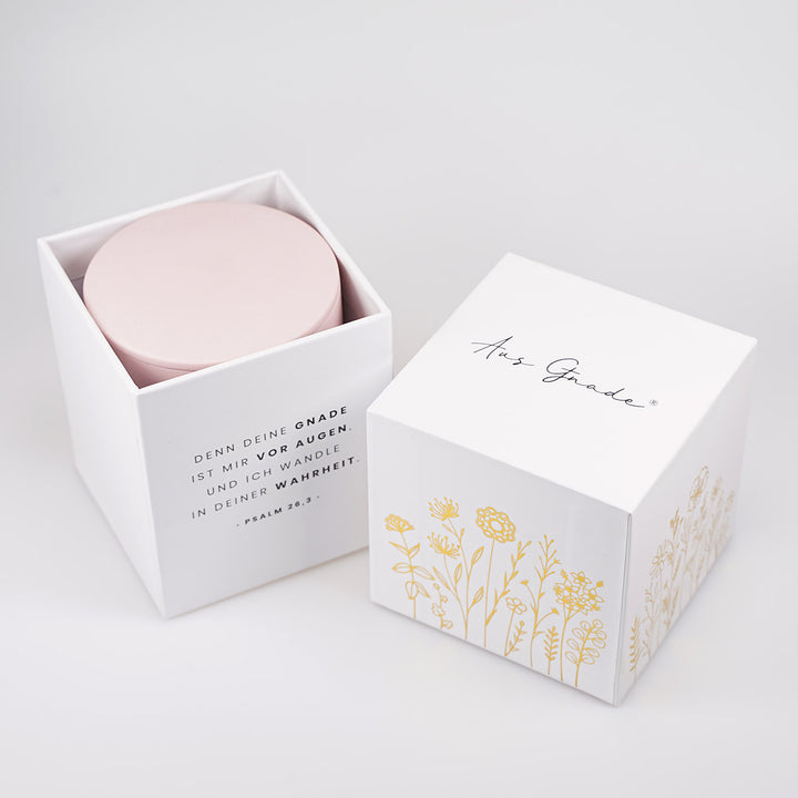 Premium Duftkerze "Gott sorgt" · Keramik-Gravur + Geschenkbox · Sakura
