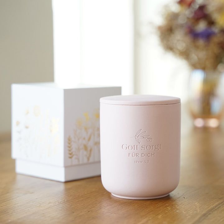 Premium Duftkerze "Gott sorgt" · Keramik-Gravur + Geschenkbox · Sakura